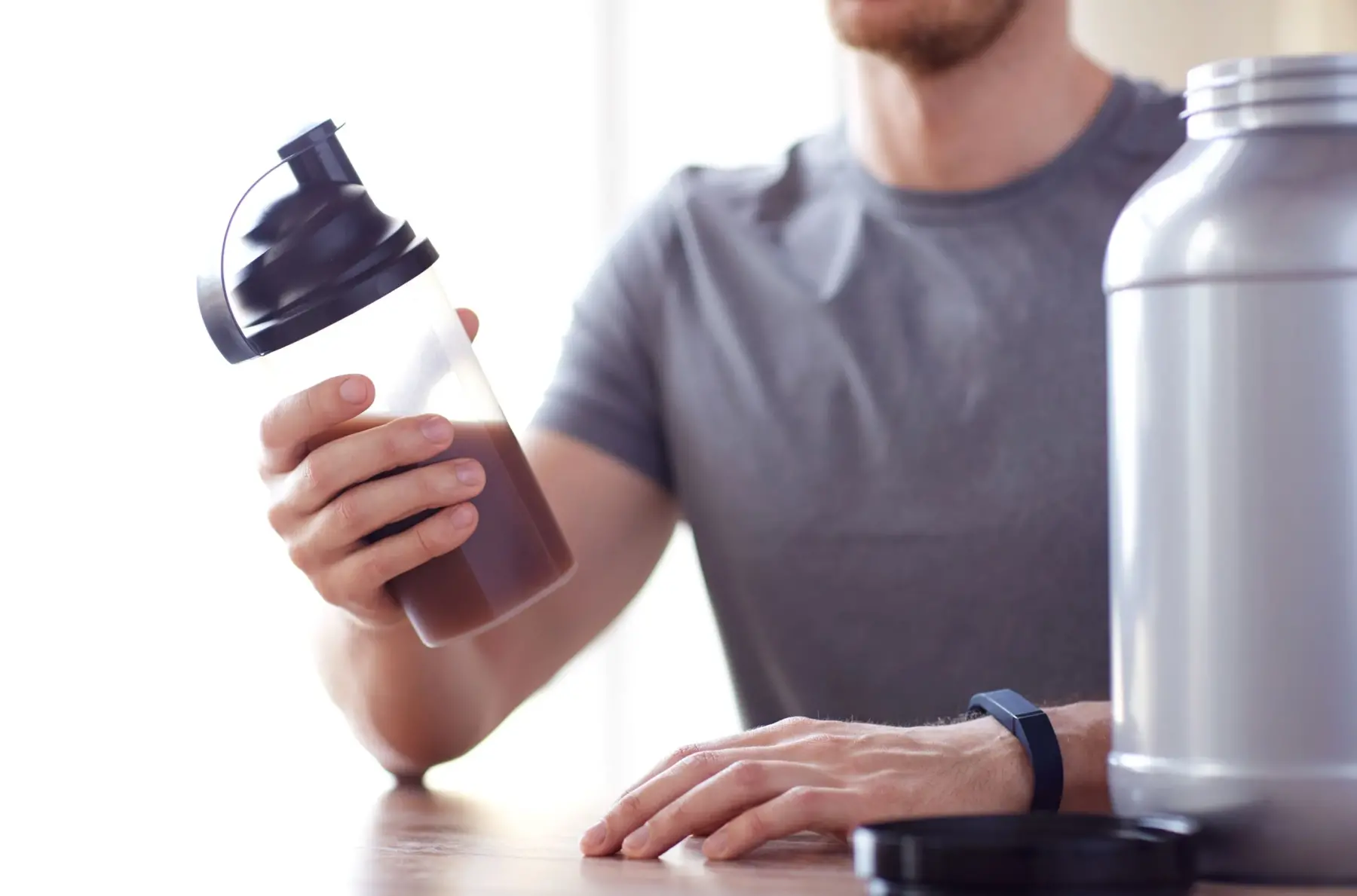 Fitness Blog Warum es Zeit ist, deinen Plastik-Protein-Shaker sofort zu ersetzen Alternativen